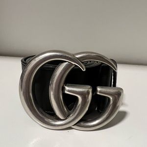 Black leather Gucci belt